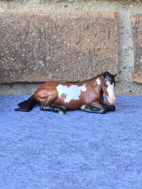 Breyer Stablemates "Enya" Lying Down Mare (G6) – Series 8 Mystery Horse (INV064)